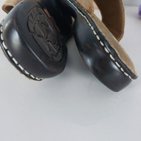 Earth Spirit Tan Sandals - Picture 11 of 15